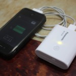 Cargue el teléfono sin conectarlo a la electricidad