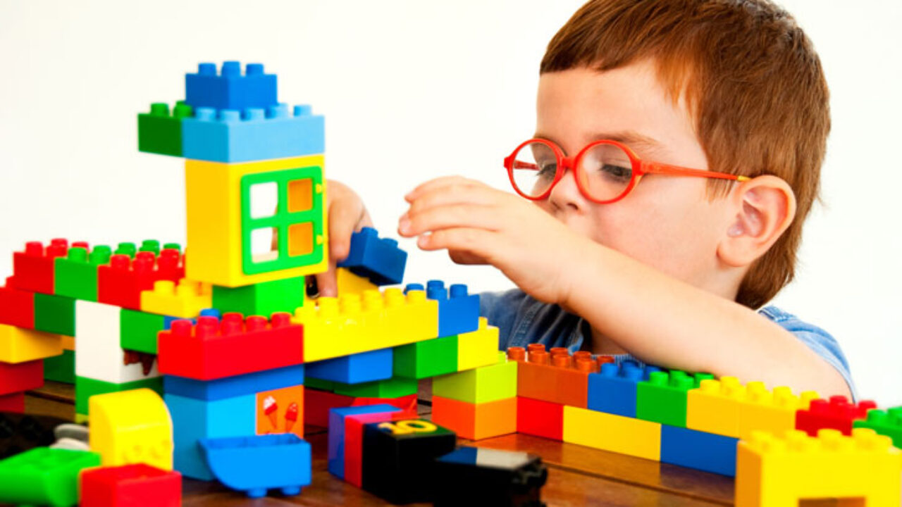 6 beneficios que los niños al jugar con Legos - EKA