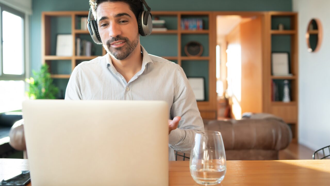 https://ekaenlinea.com/wp-content/uploads/2022/01/portrait-of-young-man-on-work-video-call-with-laptop-from-home-home-office-concept-new-normal-lifestyle-1280x720.jpg