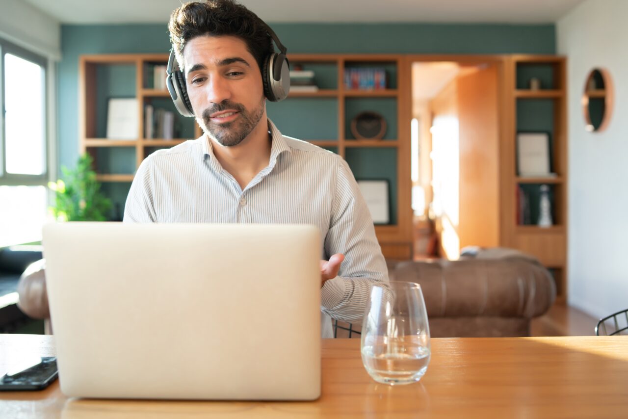 https://ekaenlinea.com/wp-content/uploads/2022/01/portrait-of-young-man-on-work-video-call-with-laptop-from-home-home-office-concept-new-normal-lifestyle-1280x854.jpg
